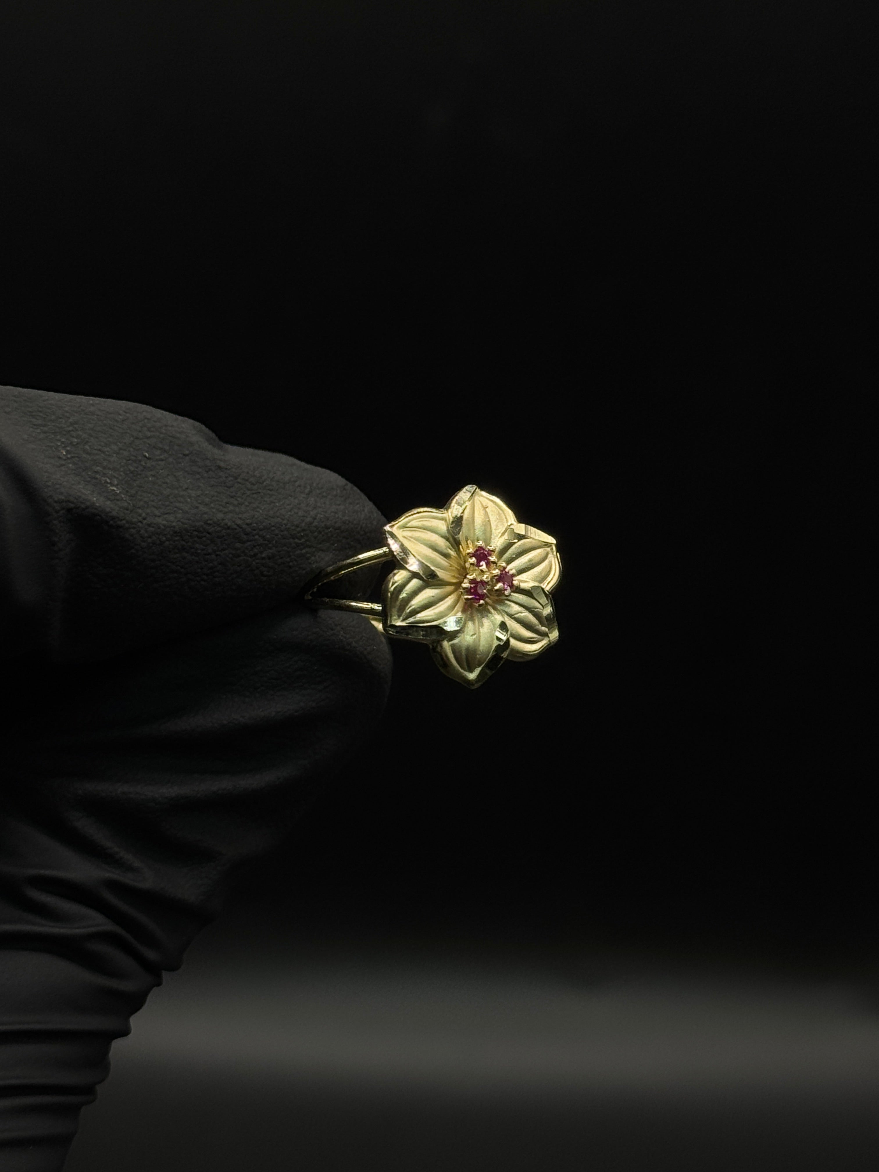 Womens Flower Ring image 0