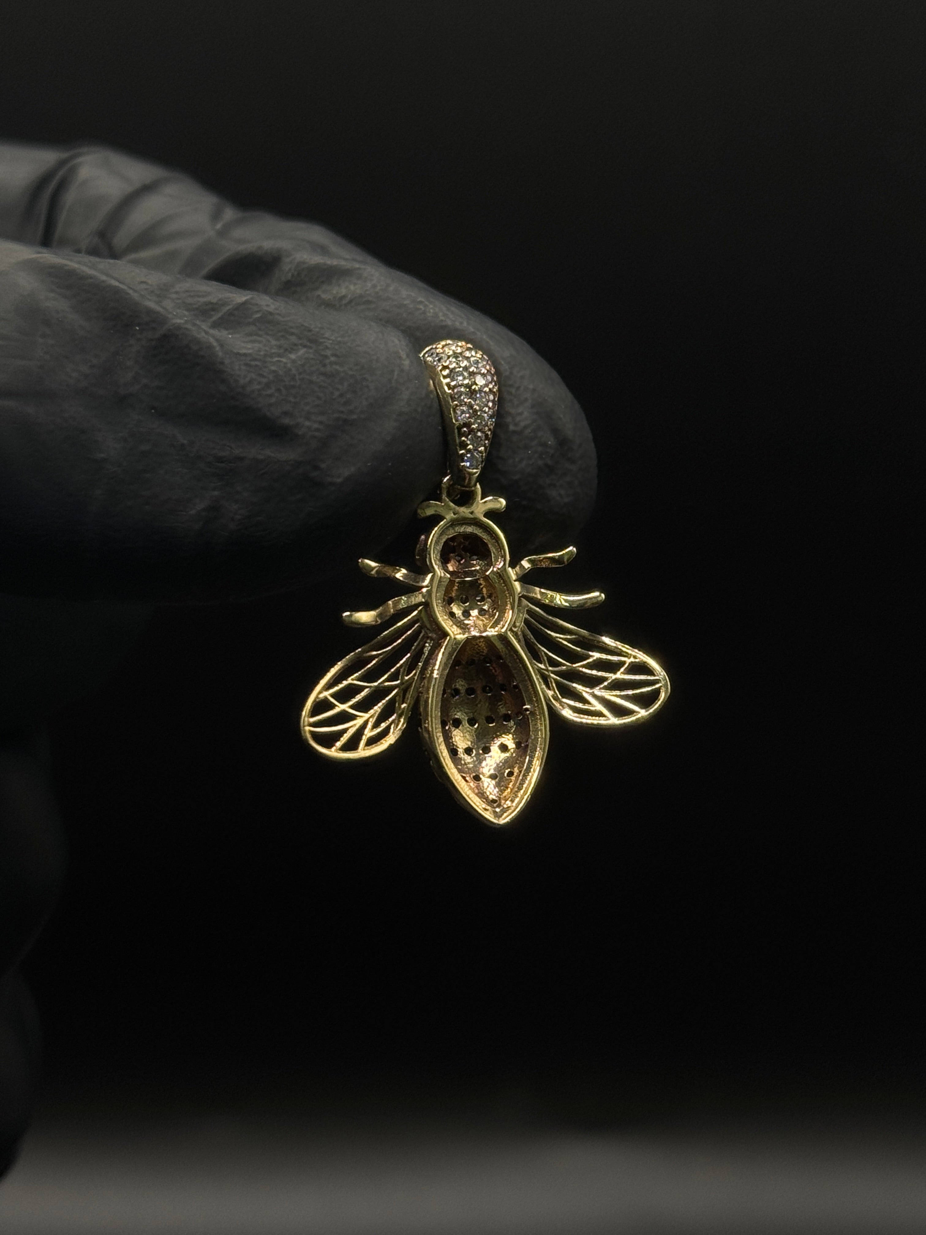 Bee Pendant (CZ)) image 1