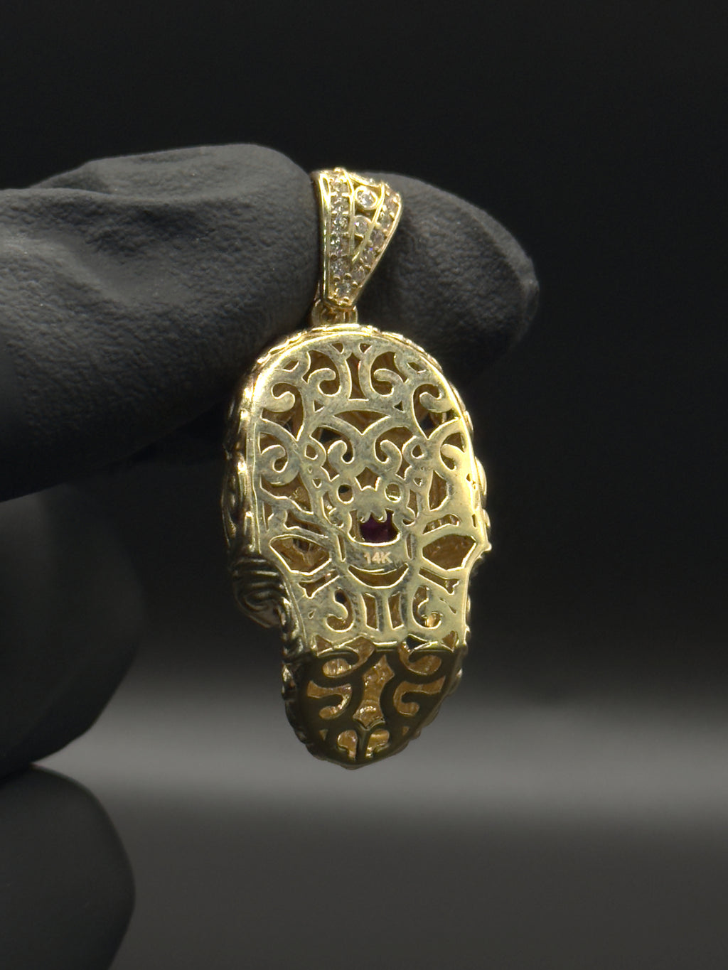 Ruby Eyes Skull Pendnat image 1