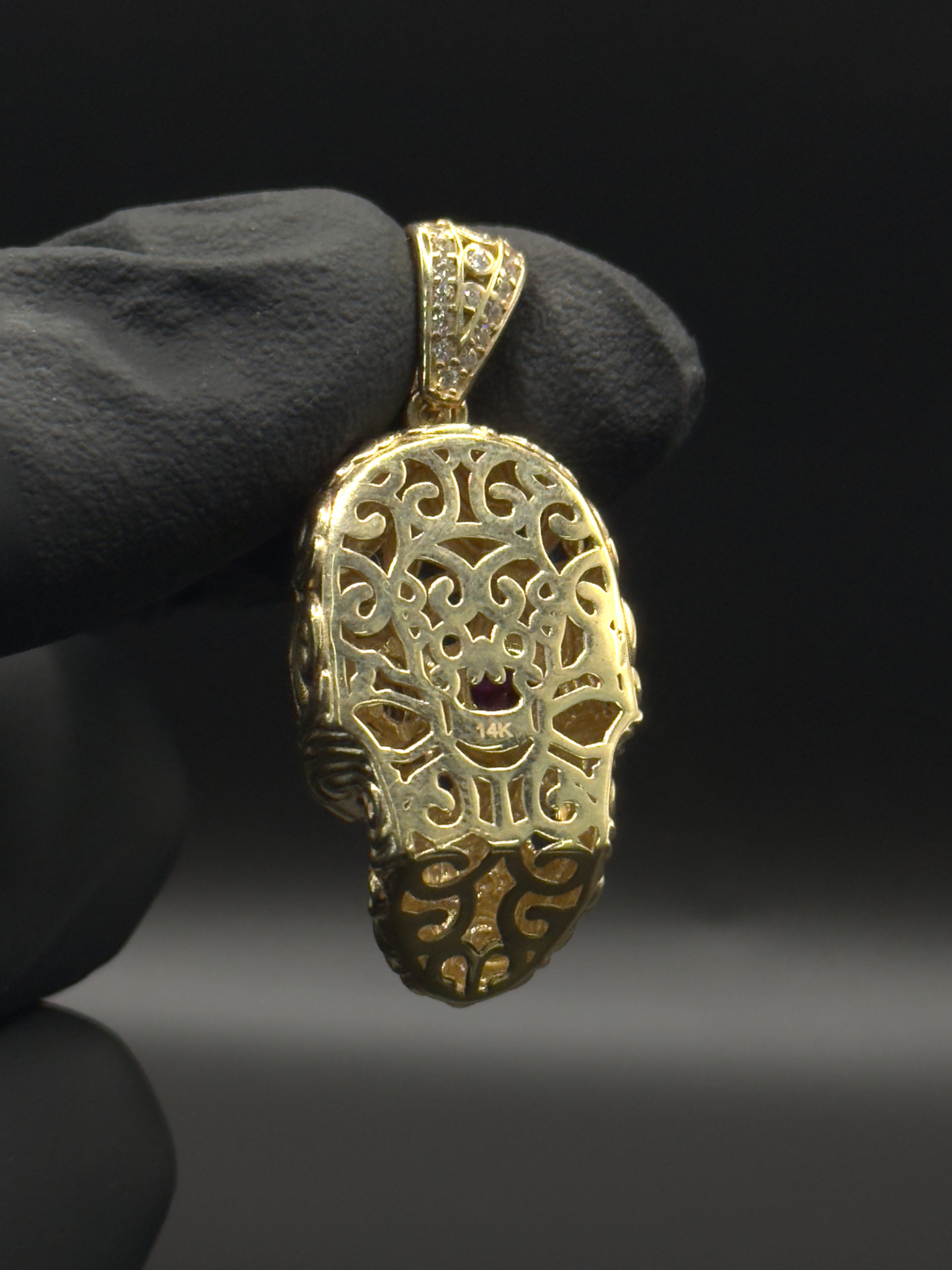 Ruby Eyes Skull Pendnat image 1