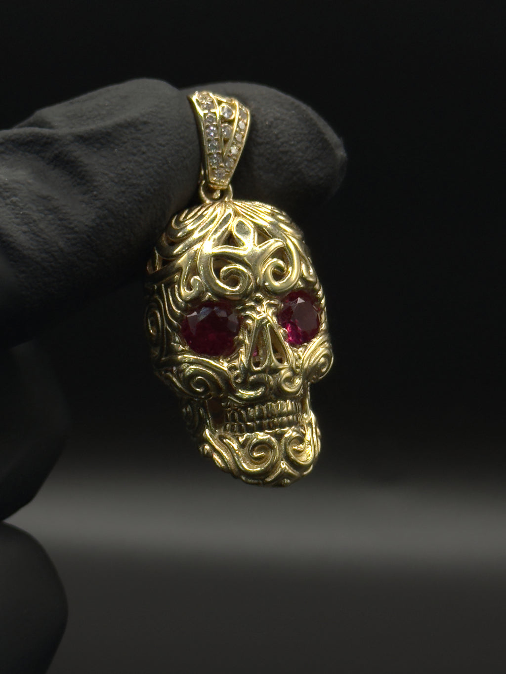 Ruby Eyes Skull Pendnat image 0