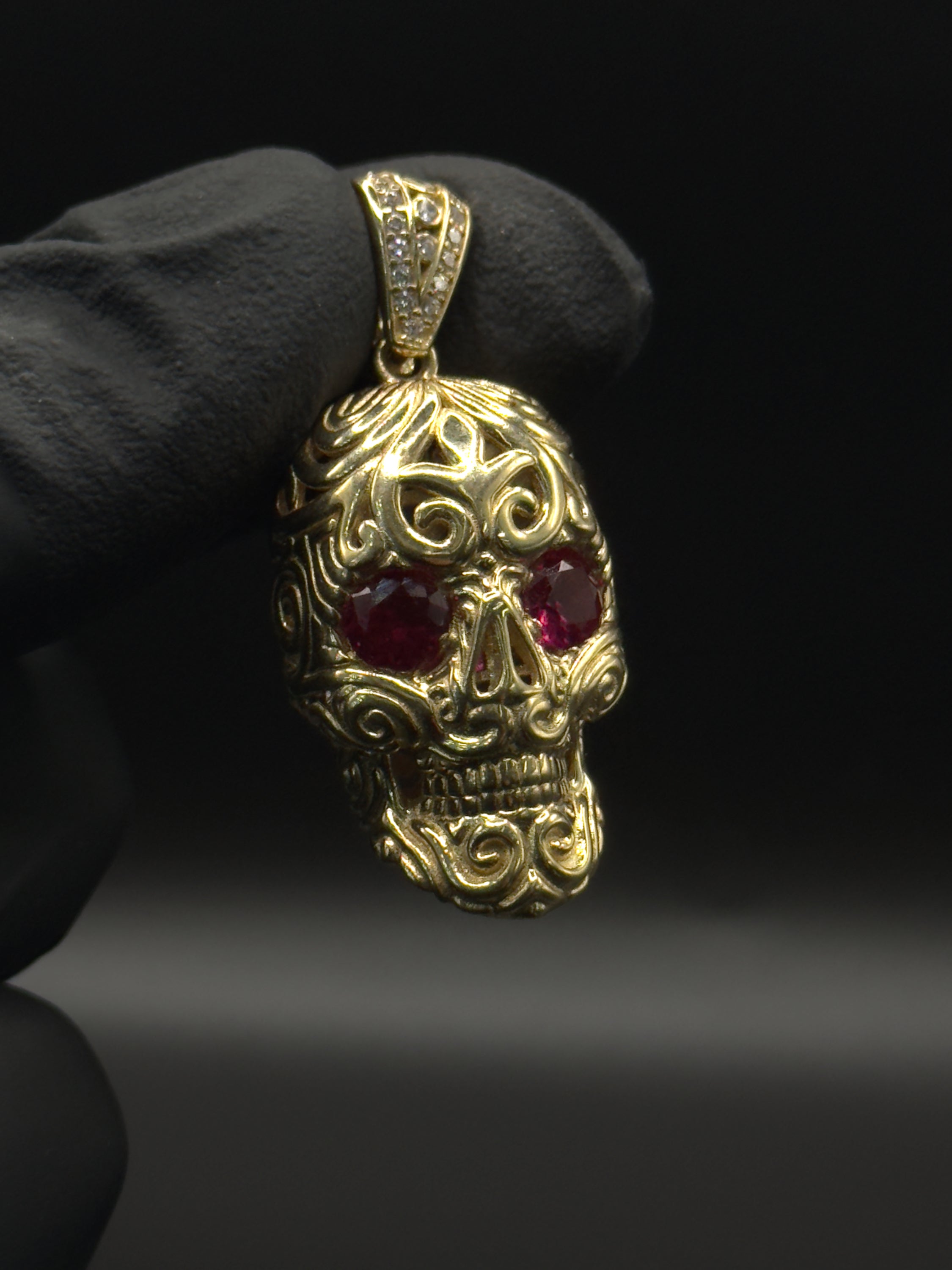 Ruby Eyes Skull Pendnat image 0